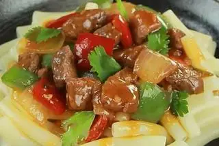 Hình ảnh Nui Xào Bò Lúc Lắc (Tặng Trà Tắc/Trà Chanh)