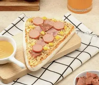 Hình ảnh Pizza tam giác xúc xích phomai