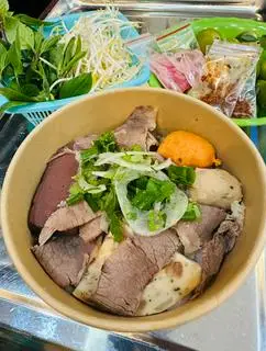 Hình ảnh Bún bò Huế tô không móng