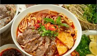 Hình ảnh bún bò tái, nạm, chả