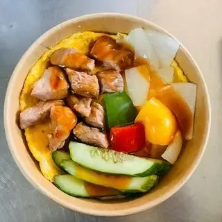 Hình ảnh Cơm bò lúc lắc phủ trứng