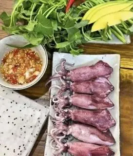 Hình ảnh Mực trứng hấp gừng cuốn rau bánh tráng