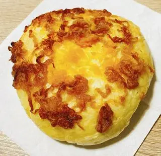 Hình ảnh Bánh mì tròn trứng muối chà bông