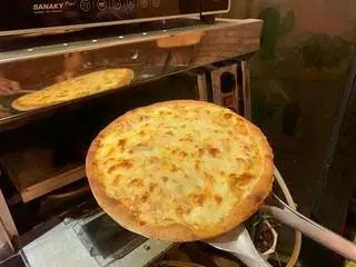 Hình ảnh Pizza Cá Hồi Sốt Miso Đặc Biệt