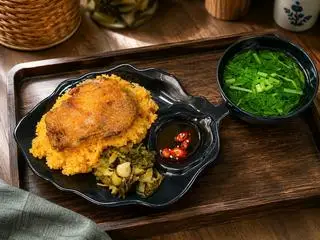 Hình ảnh Cơm gà xối mắm
