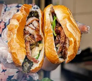 Hình ảnh bánh mì. thịt nướng. nem lui