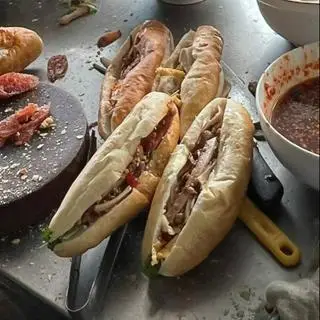 Hình ảnh Bánh mì 79 cay tê tái