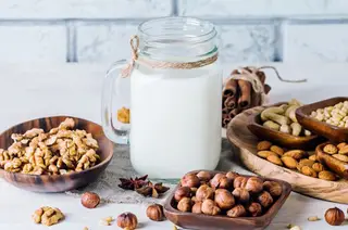 Hình ảnh sữa hạt điều hạnh nhân