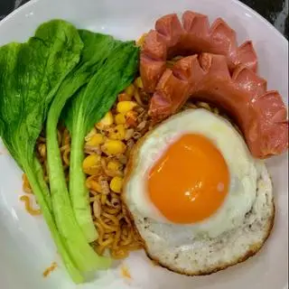 Hình ảnh Mì trộn indomie trứng xúc xích