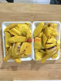 Hình ảnh 1 con gà ủ muối thảo mộc không đầu chân