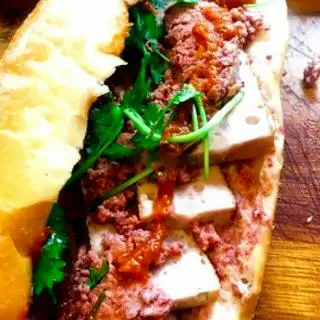 Hình ảnh Bánh Mì Pate Kẹp Chả