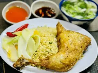 Hình ảnh Cơm Đùi Gà Góc Tư Xối Mỡ (1/4 con gà)