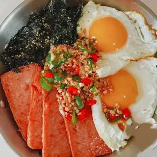 Hình ảnh cơm trộn 1m thịt spam .1 chả cá.1 trứng Ngâm tương +Tặng Canh rong biển 