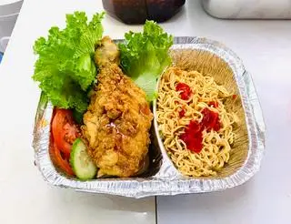 Hình ảnh Mì Trộn Đùi Gà Sốt Phượng Hoàng