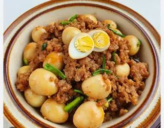 Hình ảnh cơm thịt bằm rim trứng cút 