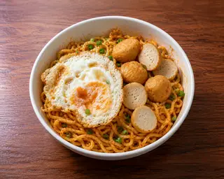 Hình ảnh Mì trộn trứng xúc xích