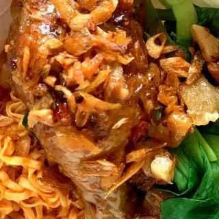 Hình ảnh Mì trộn gà tắm mắm tỏi - soup bò viên
