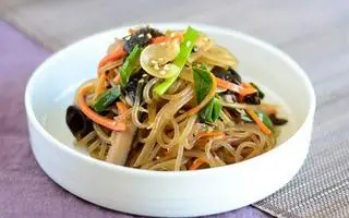 Hình ảnh miến tươi xào rau củ nấm chả 
