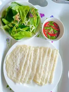 Hình ảnh 10 bánh xèo vỏ kèm rau sống mắm nêm