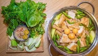 Hình ảnh Lẩu gà ớt hiểm lớn 3-4 người ăn 