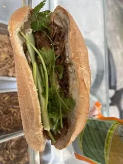 Hình ảnh Bánh mì sườn non đùi gà chay