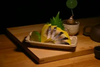Hình ảnh Sashimi cá trích ép trứng