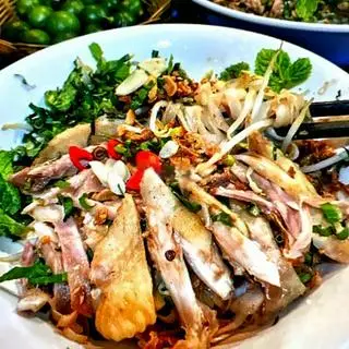 Hình ảnh Bún gà đùi trộn