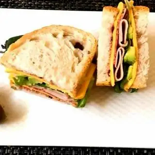 Hình ảnh Bánh mì xúc xích thịt nguội 