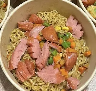 Hình ảnh Mì Trộn Xúc Xích