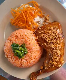 Hình ảnh Cơm Gà Lớn Sốt Mắm Tỏi
