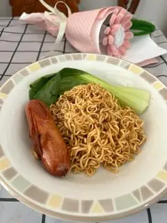 Hình ảnh Mì trộn xúc xích