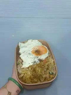 Hình ảnh cơm chiên trứng topping viên chiên 