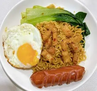 Hình ảnh Mì trộn trứng xúc xích