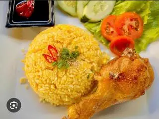 Hình ảnh cơm chiên gà nhỏ+trứng ốp la
