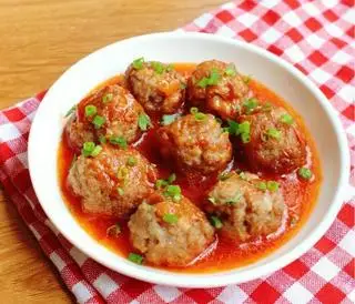 Hình ảnh Cơm thịt viên xíu mại sốt cà