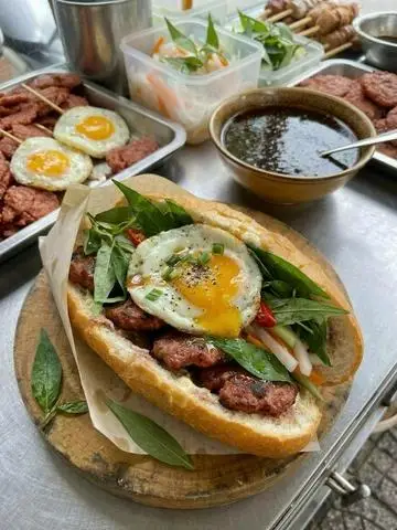 Hình ảnh Bánh mì Thịt Nướng + Trứng ốp la