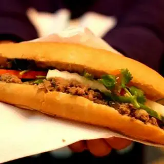 Hình ảnh Bánh mì pate xúc xích 