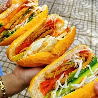 Hình ảnh Bánh mì chả cá ốp la