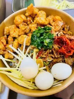 Hình ảnh Bánh tráng trộn khô bò, da heo giòn
