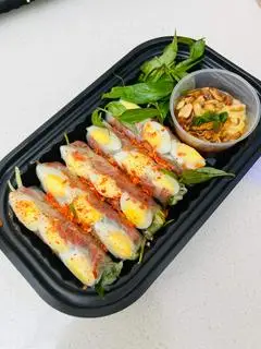 Hình ảnh Bánh tráng cuộn trứng cút sốt me