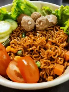 Hình ảnh Mì trộn bò viên