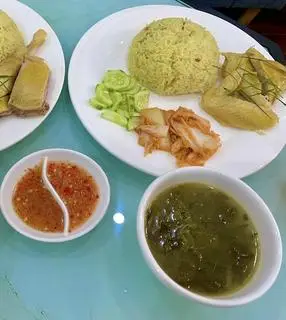 Hình ảnh Cơm gà mix đặc biệt kèm canh gà lá giang