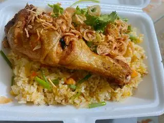 Hình ảnh Cơm dương châu - đùi gà chiên