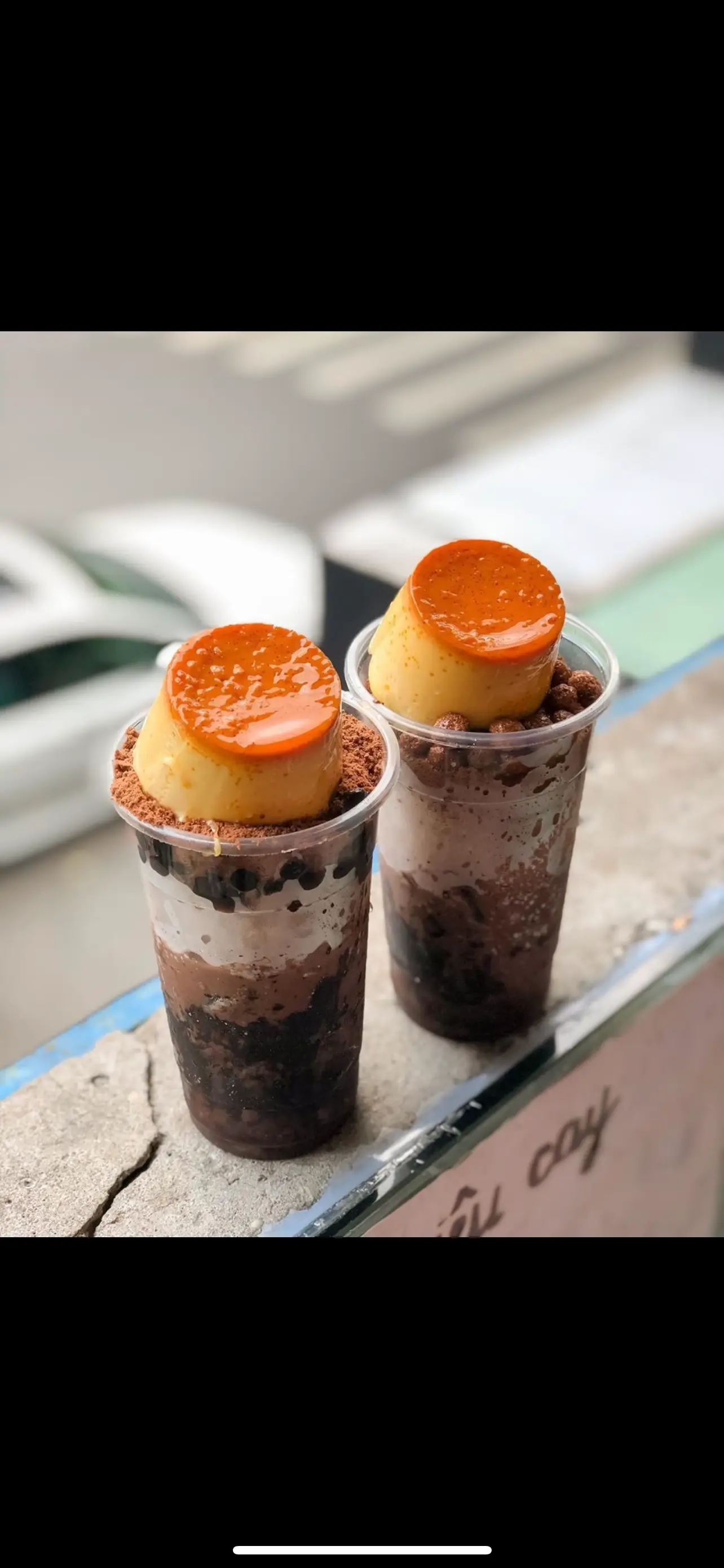 Hình ảnh Milo đâm bánh flan