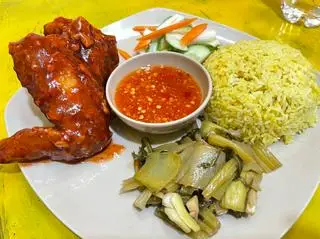 Hình ảnh CƠM CÁNH GÀ SỐT MẬT ONG THƠM 