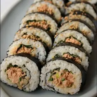 Hình ảnh kimbap cá ngừ maiyo 