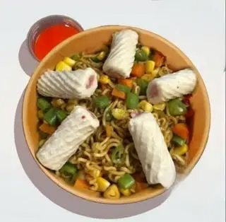 Hình ảnh Mì trộn mực xoắn nhiều mì - hộp giấy
