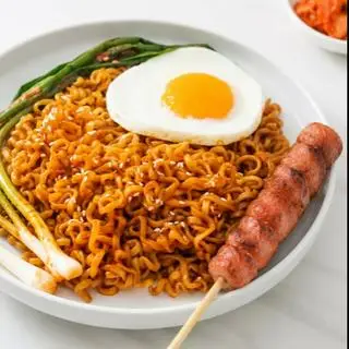 Hình ảnh MÌ CAY PHÔ MAI TRỘN+ ỐP LA+ NEM NƯỚNG