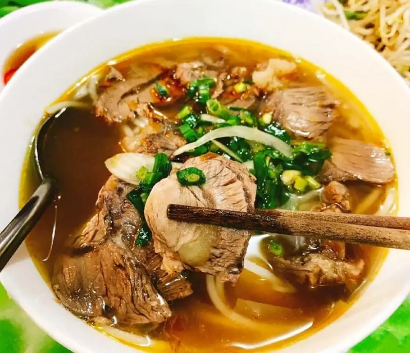 Hình ảnh BÚN BÒ HUẾ BẮP + CHẢ LỚN