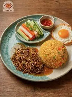 Hình ảnh Cơm rang cá cơm rim mặn ngọt + trứng ốp